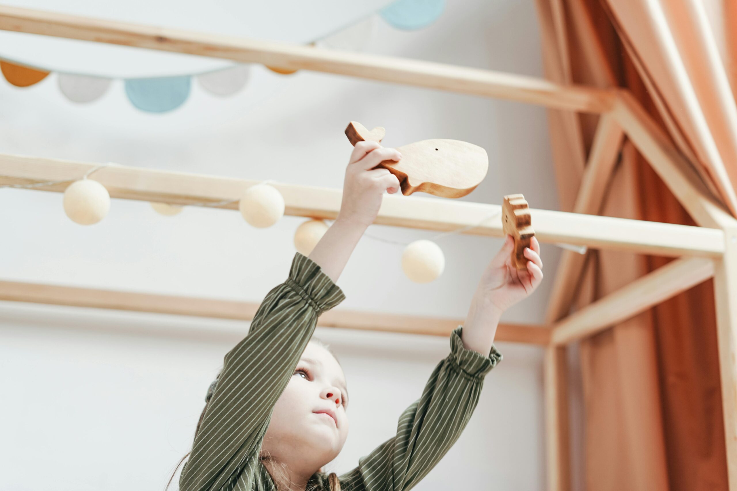 Mädchen Spielt Mit Holzspielzeug