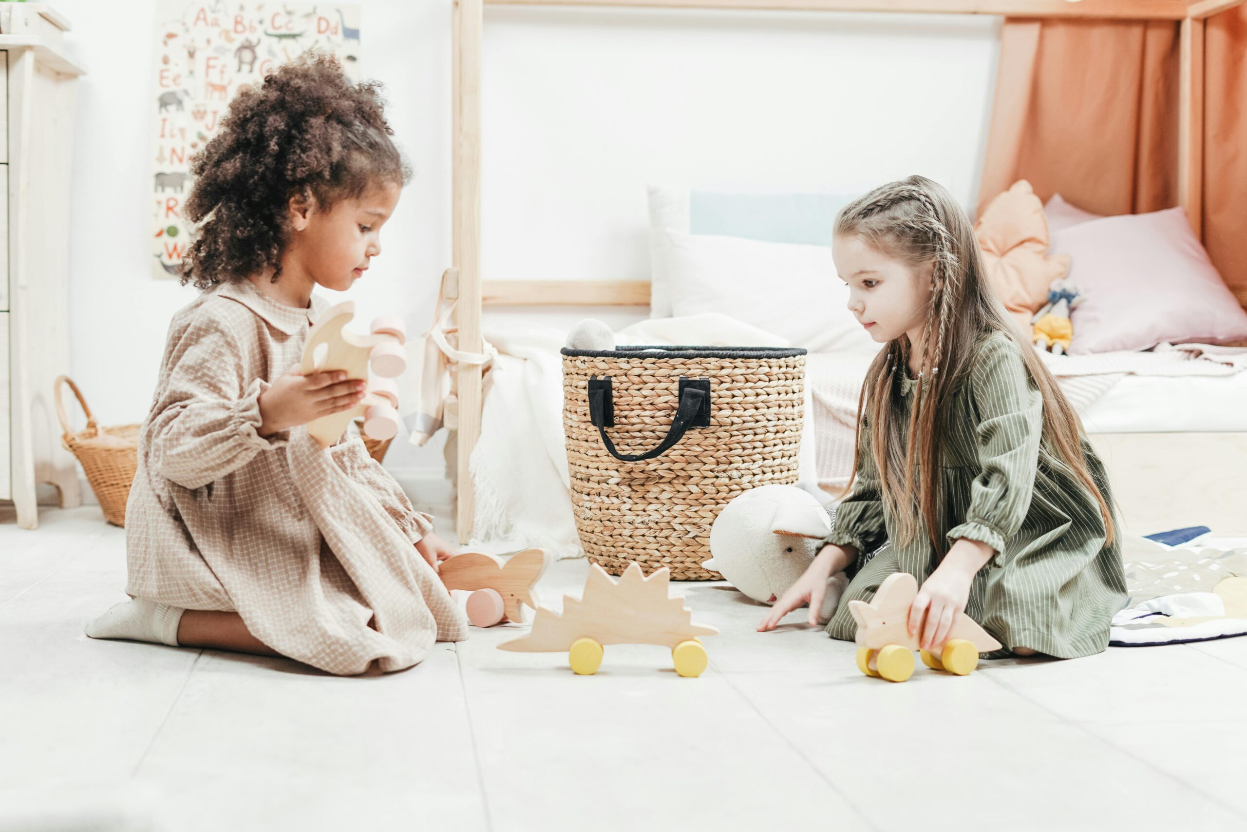 Foto Von Zwei Mädchen, Die Mit Holzspielzeug Spielen