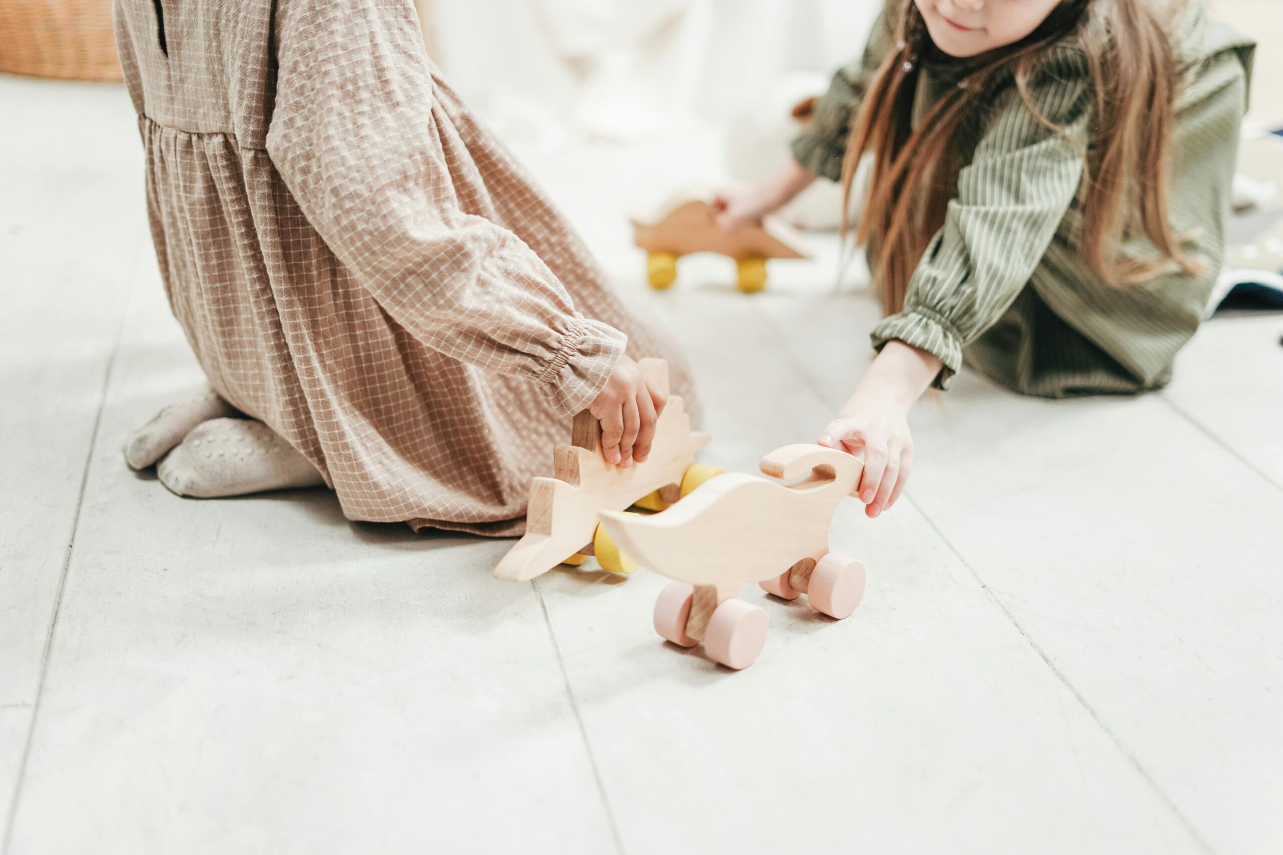 Foto Von Zwei Mädchen, Die Mit Holzspielzeug Spielen