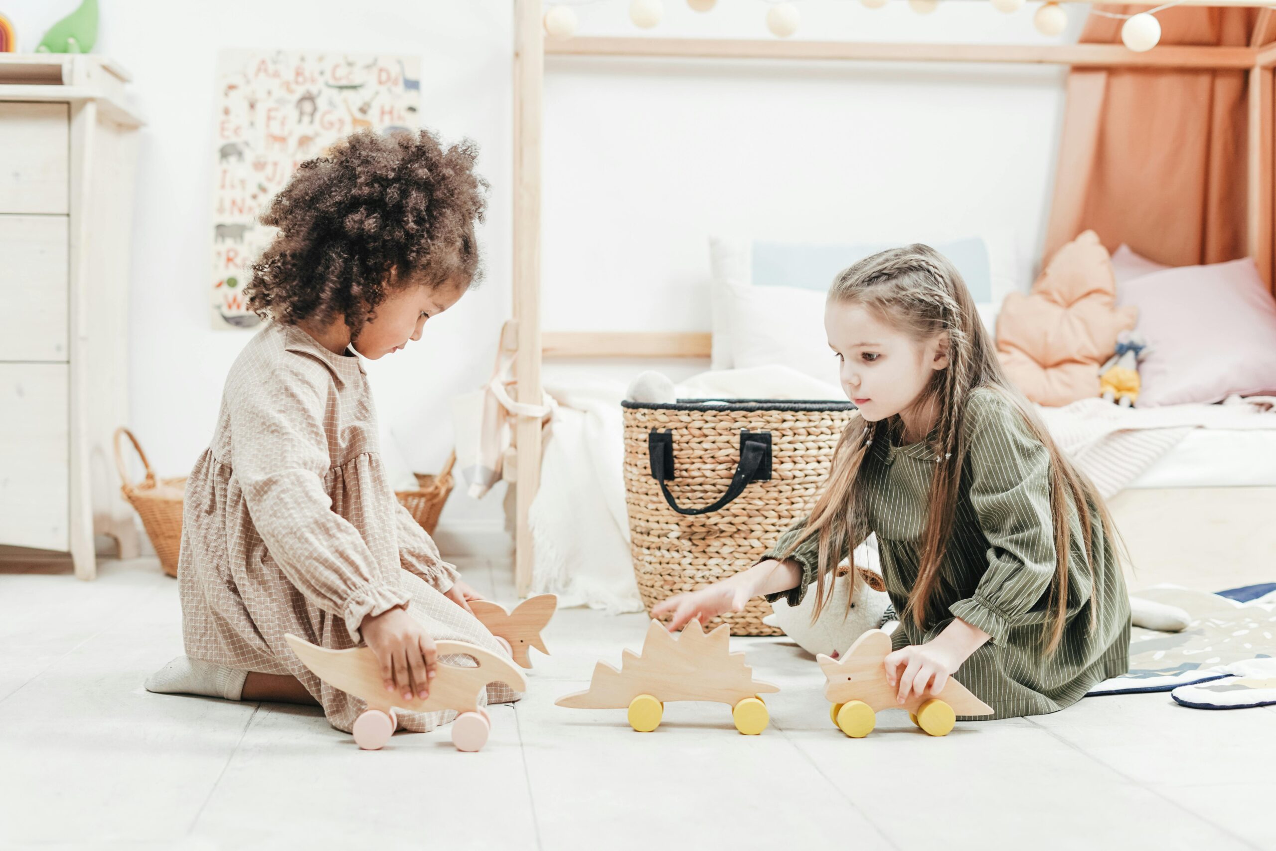 Foto Von Mädchen, Die Mit Holzspielzeug Spielen