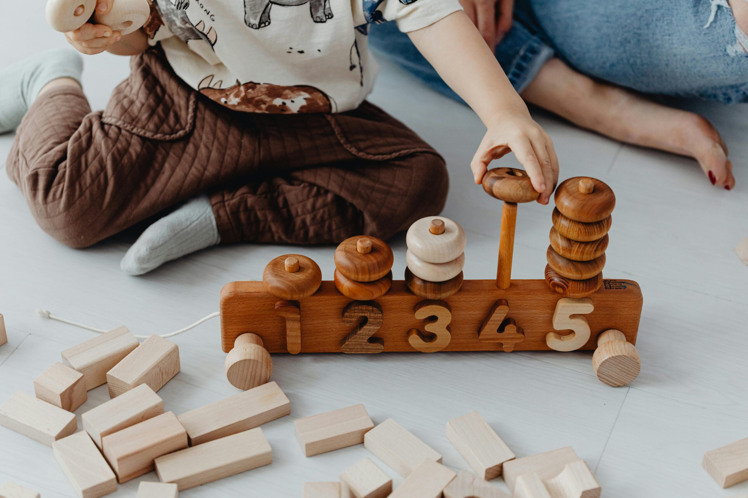 Kostenloses Stock Foto zu aktivitÃ¤ten fÃ¼r kinder, blÃ¶cke zÃ¤hlen, einfaches spielzeug